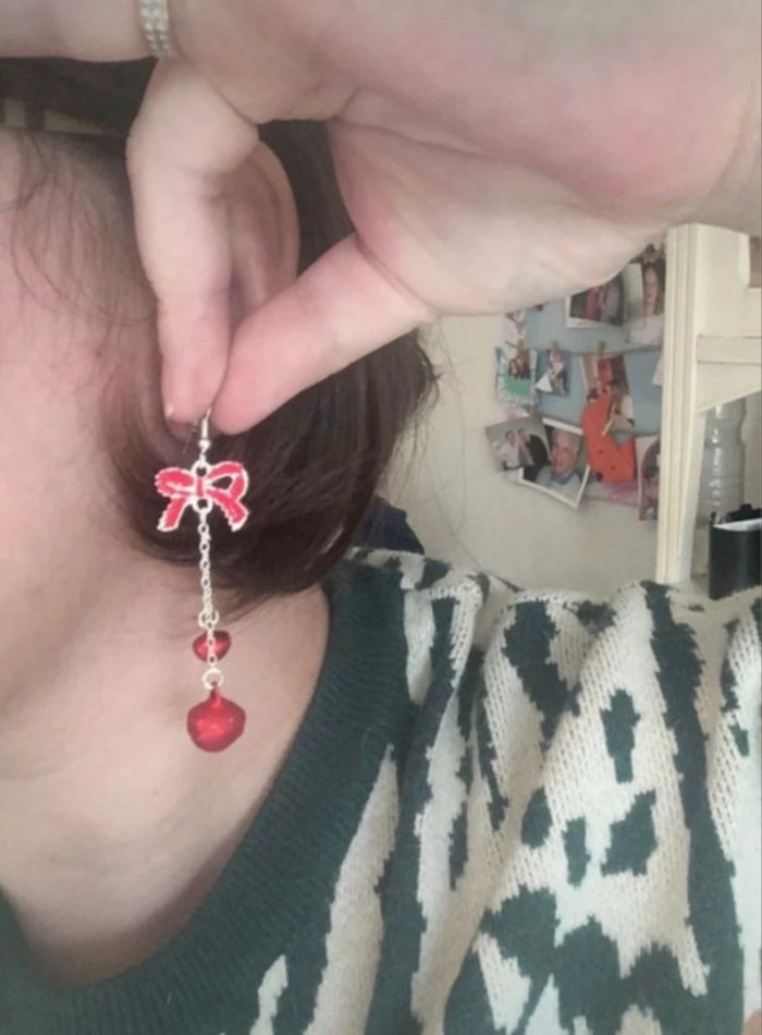 Boucles d’oreilles 🎀 NEUVES pour femme forme de noeuds couleurs argenté et rouge - photo numéro 2