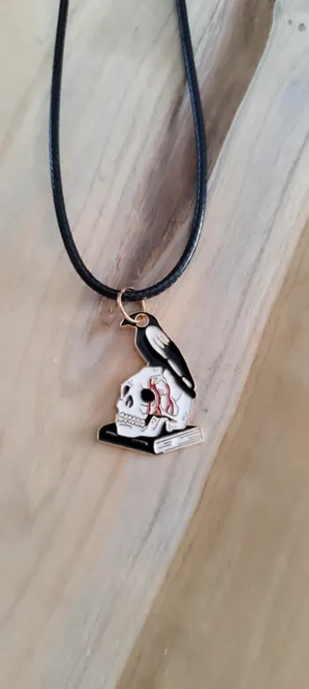 Collier avec pendentif corbeau