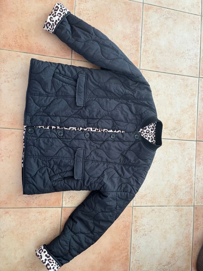 Veste matelassée noire et léopard