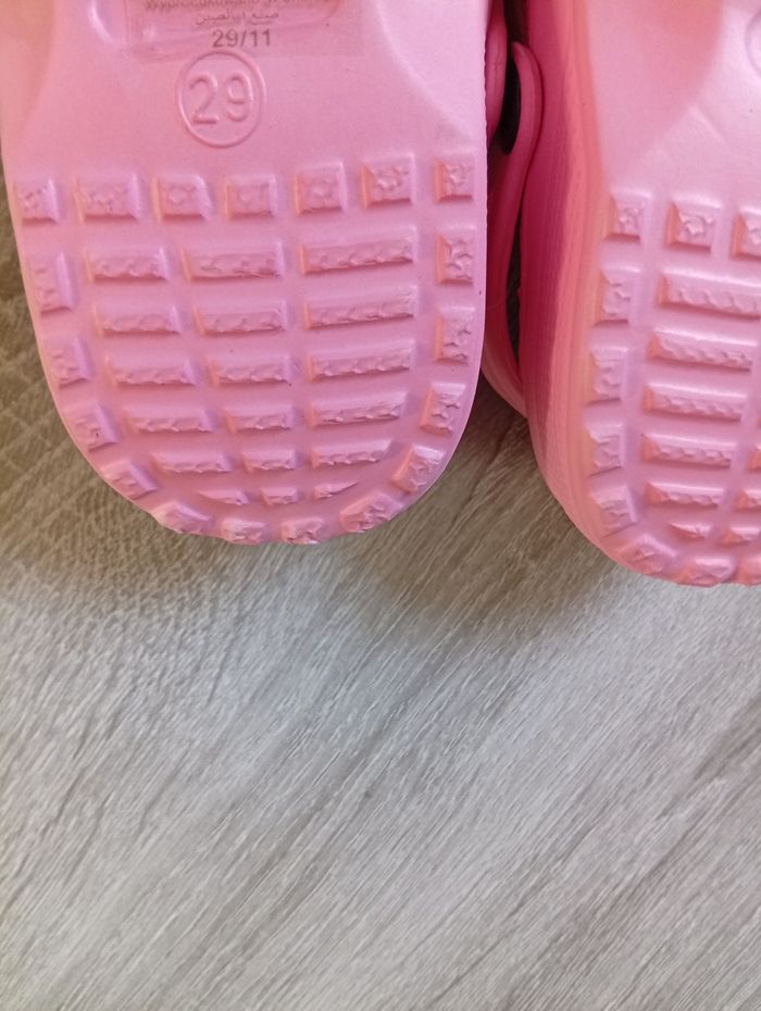 Jolie paire de Crocs - photo numéro 5