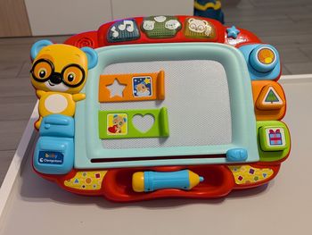 Le tableau de bébé interactif de Clementoni