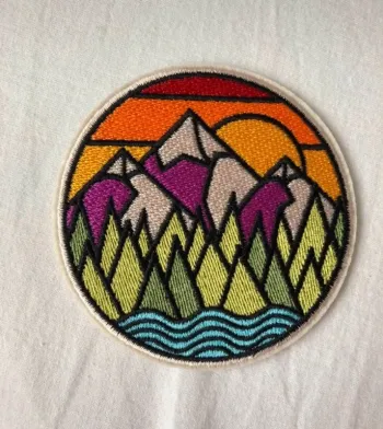Écusson patch brodé montagne neuf