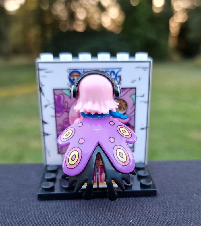 Minifigure Manga One Piece n2 Vinsmoke Reiju avec support n1.3 - photo numéro 4