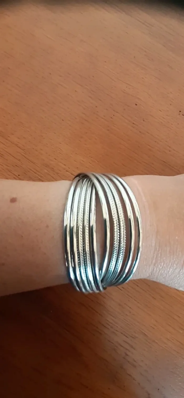 Joli bracelet rigide en métal - photo numéro 2