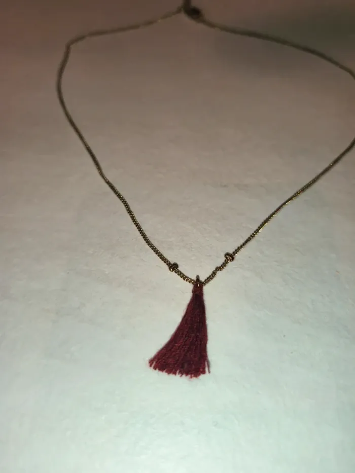 Collier pompon bordeau - photo numéro 3