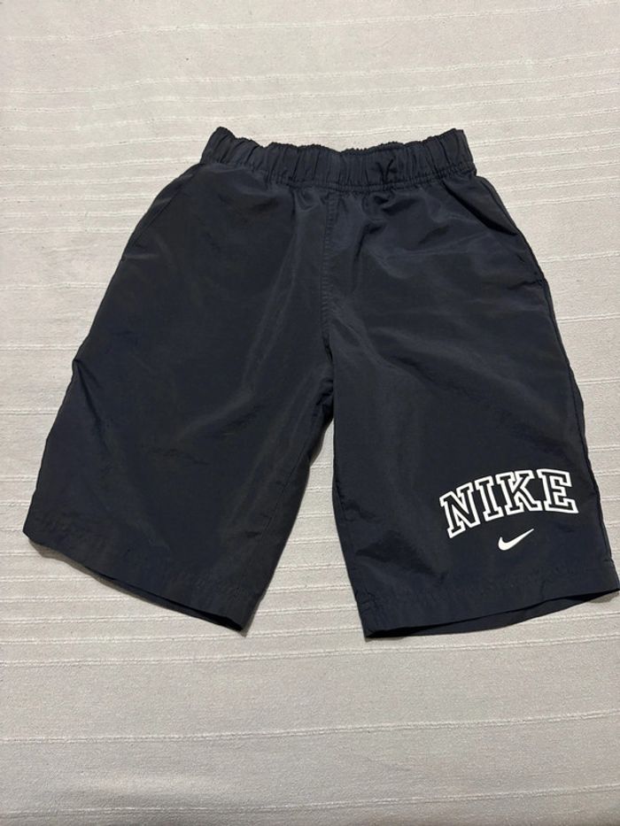 Short noir, taille M enfant, excellent état