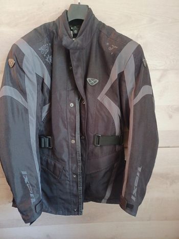 Veste de moto femme taille 38/40 ixon excellent état très peu porte