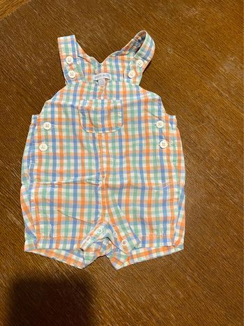 Salopette short blanche, orange, verte et bleu