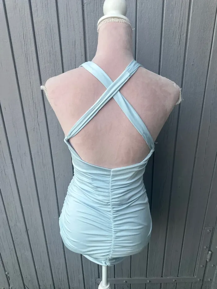 Robe d’été moulante bleu clair dos nu - photo numéro 4