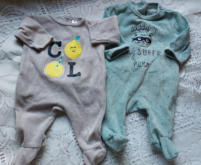Lot de 2 pyjamas bébé, en très bon état, taille 1 mois
