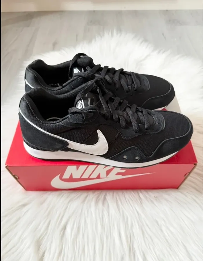 Nike Venture Runner – Taille 44,5 – noir/blanc – Neuf avec étiquette - photo numéro 10