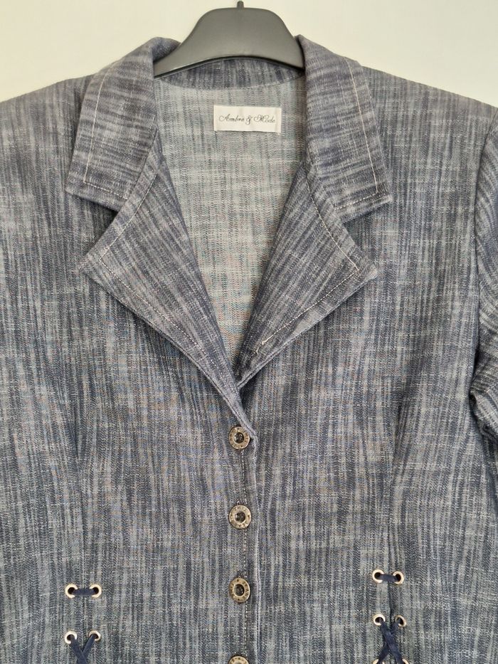 Veste manches courtes à épaulettes couleur jean et jolis détails - photo numéro 2