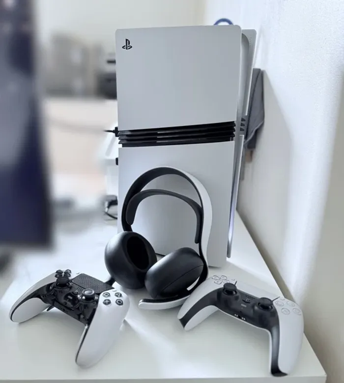 PlayStation 5 Pro avec 4 To, 2 manettes