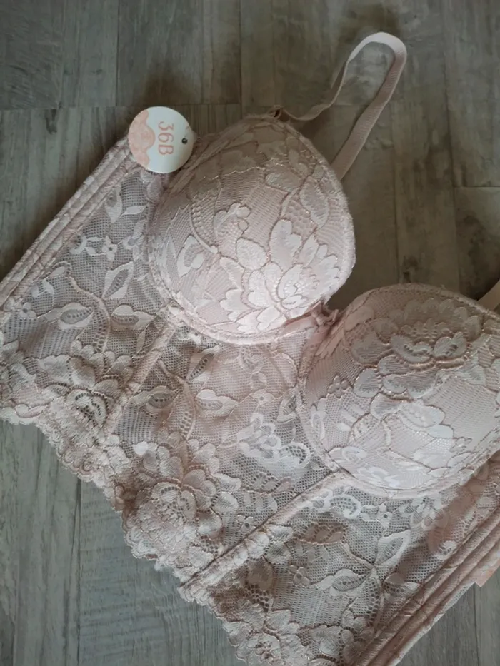Bustier en dentelle fleurie - photo numéro 2