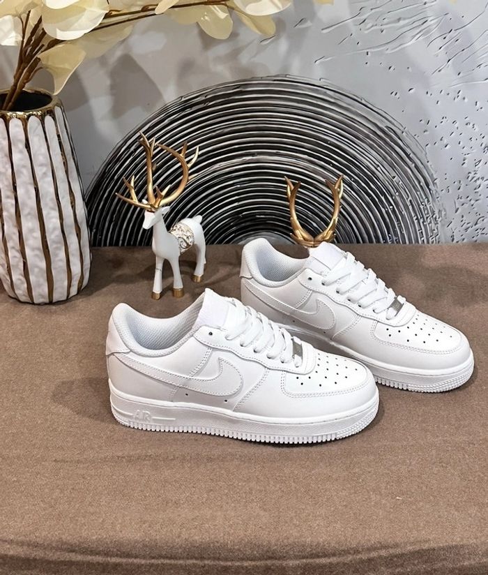 Nike Air Force 1White Pointure 41 - photo numéro 2