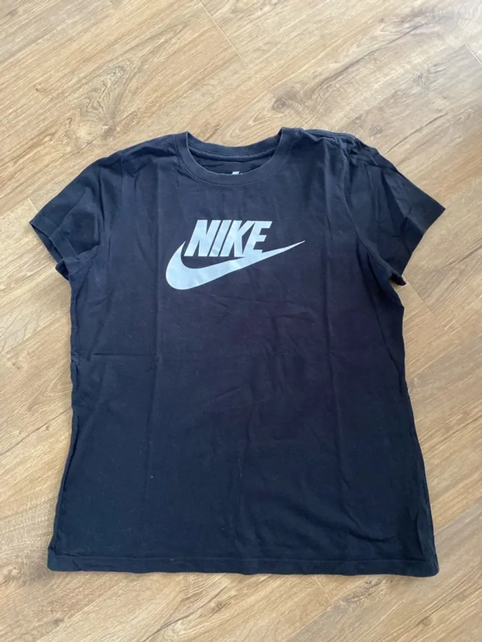 Tee-shirt Nike “The Nike Tee” Taille L – Noir iconique & logo blanc - photo numéro 2