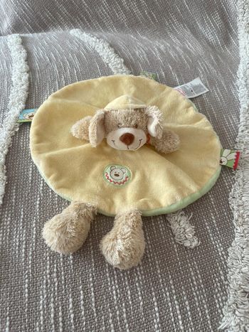 Peluche doudou plat rond 23cm nicotoy chien à capuche jaune et beige très bon état