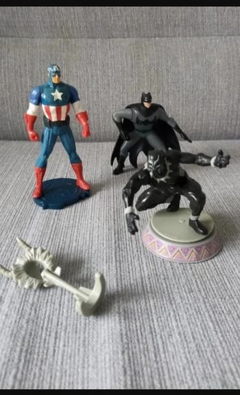 lot de 3 personnages marvel captain america - batman - black panther Très bon état