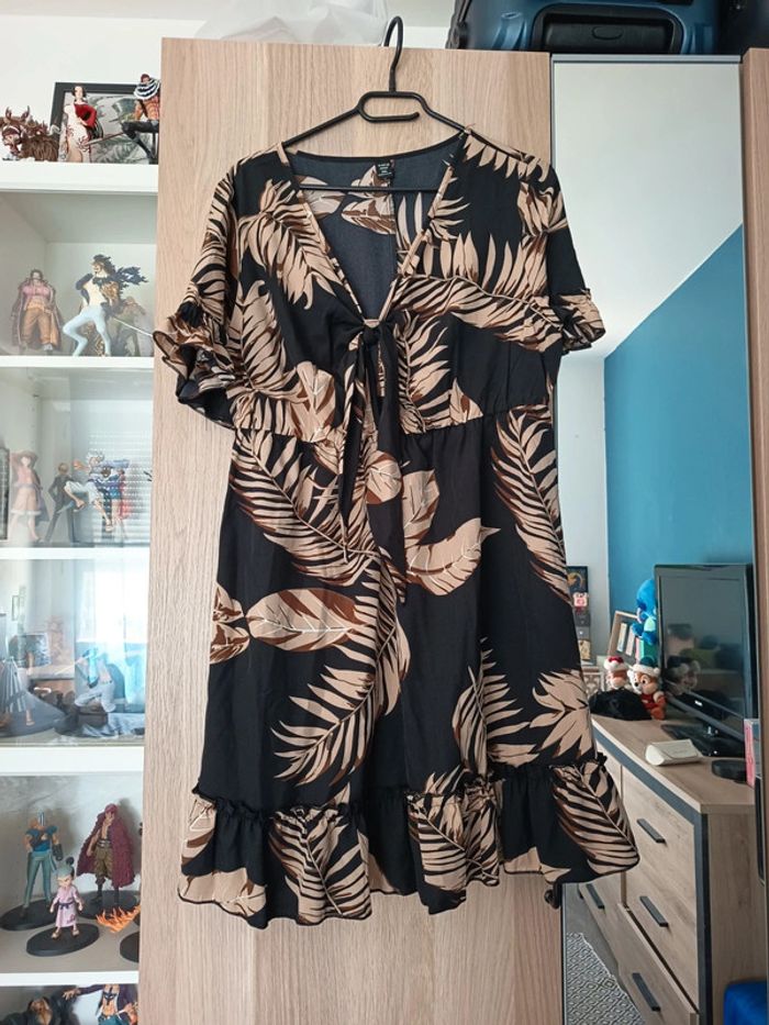 Robe a nouer devant noir feuille beige doré neuf shein - Taille XXL 44 - photo numéro 4