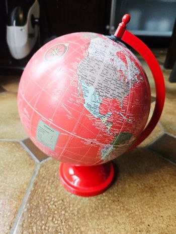 Mapemonde rouge Maisons du monde