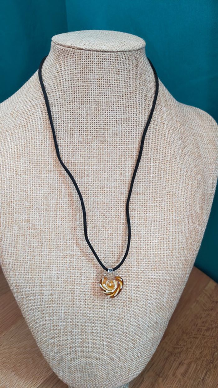 Pendentif fantaisie – Cœur orangé effet ambre avec matière blanche, résine stylée - photo numéro 7