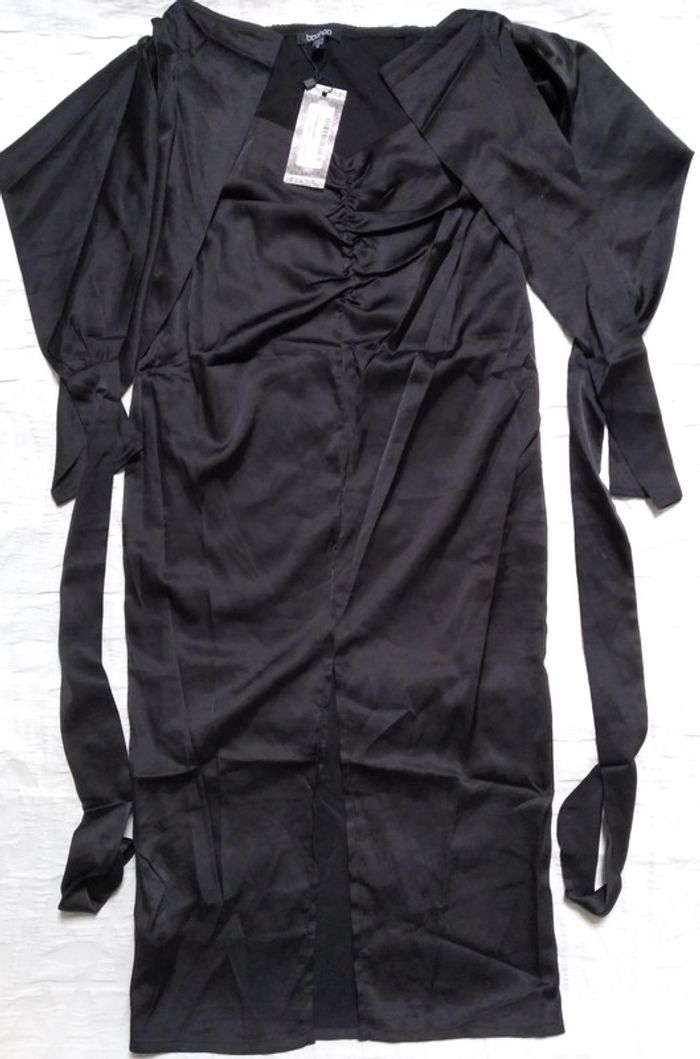 Boohoo robe satin noir taille 36