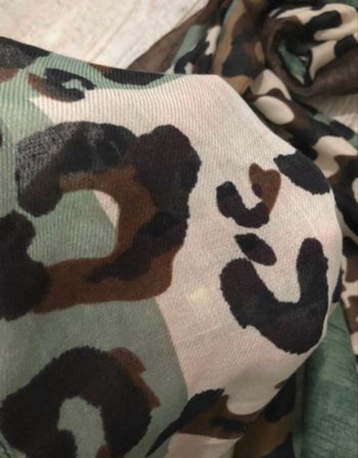 Écharpe châle imprimée léopard marron et vert kaki - photo numéro 3