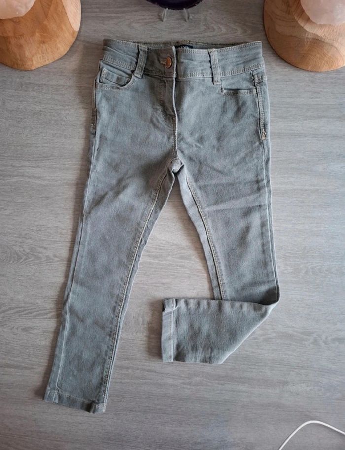 Pantalon jean slim fit gris - kiabi - taille 4 ans - Très bon état - photo numéro 2