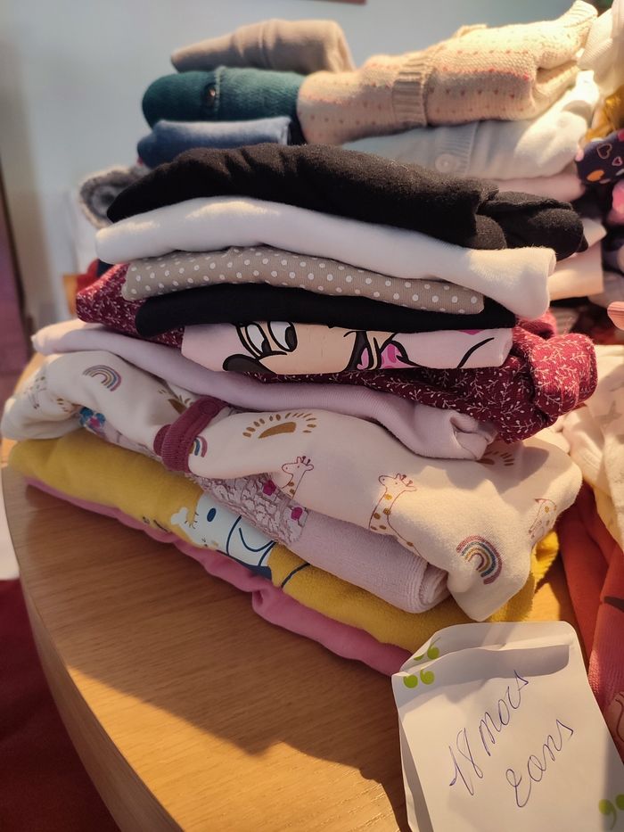 Lot de vêtements fille 18 mois à  2 ans propres, repassés et pliés - photo numéro 2