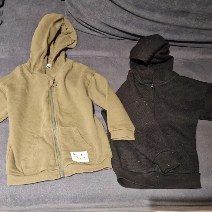 2 sweats kaki et noir taille 3 ans