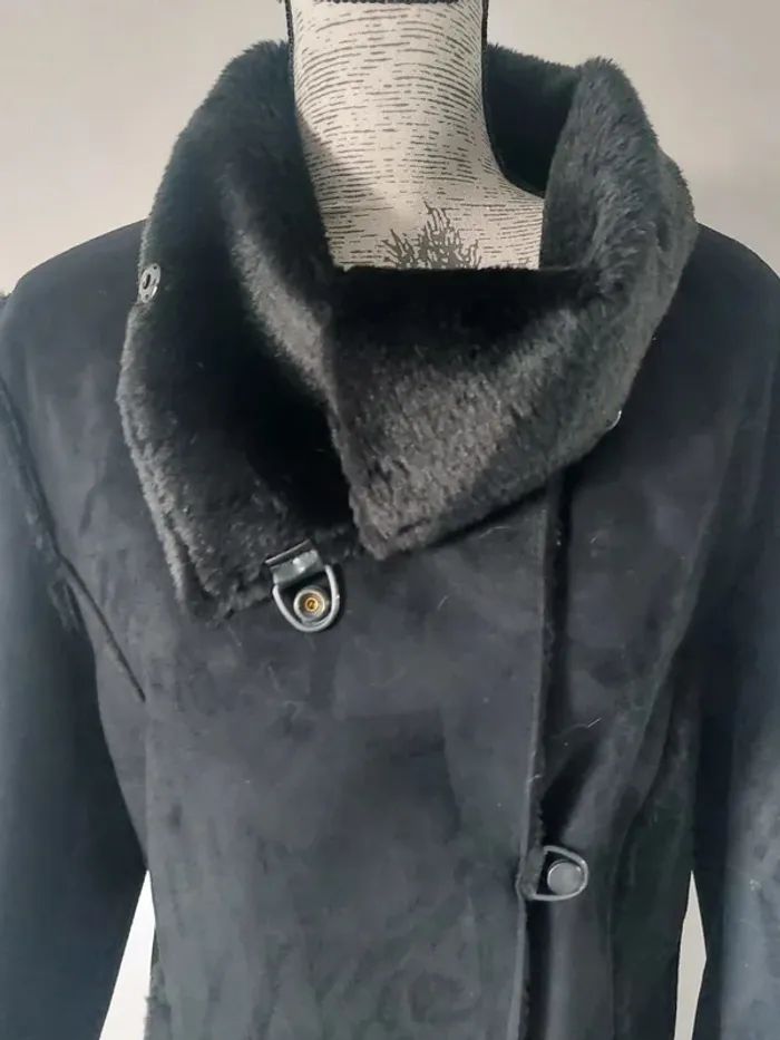 Beau manteau noir et chaud - photo numéro 2