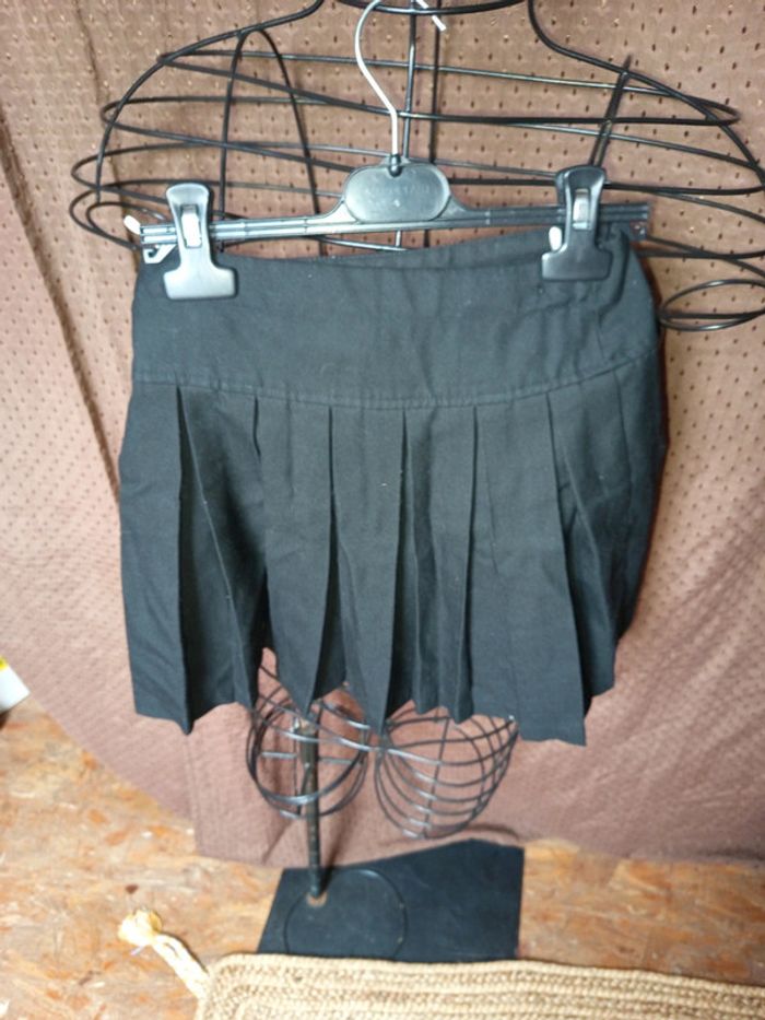Superble jupe noir c et a excellent état taille 10ans - photo numéro 2