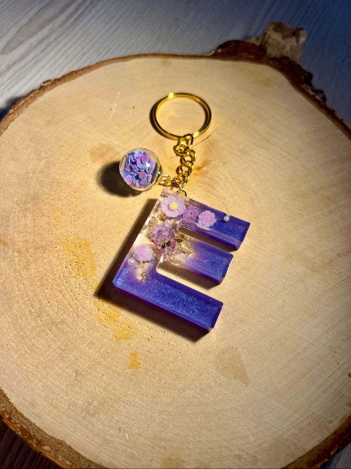 Porte-clés lettre E en résine - photo numéro 4
