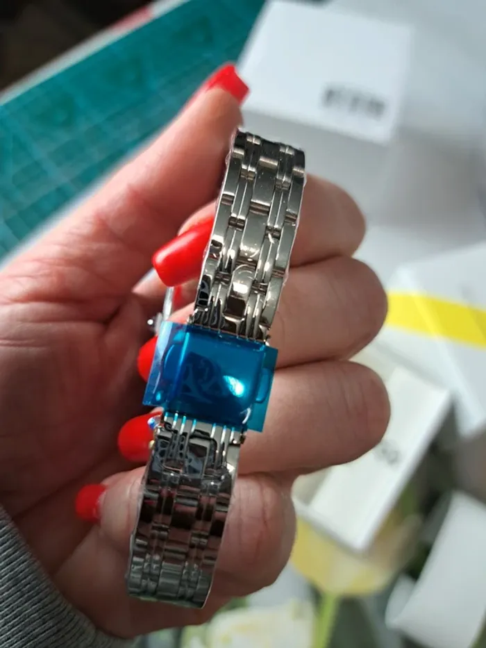 Christian Lacroix montre a quartz argenté et blanc - photo numéro 4