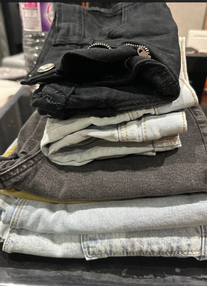 Lot de 4 pantalons et 2 shorts taille 12 ans