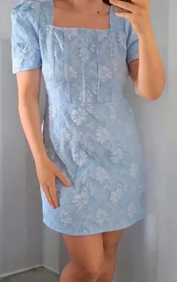 Robe courte bleue 💙 broderie fleurie | élégante & tendance été 2025 🌸