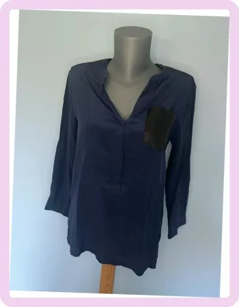 💙 Blouse Sandro Taille 1 – Soie & Détail Cuir, Élégance Contrastée