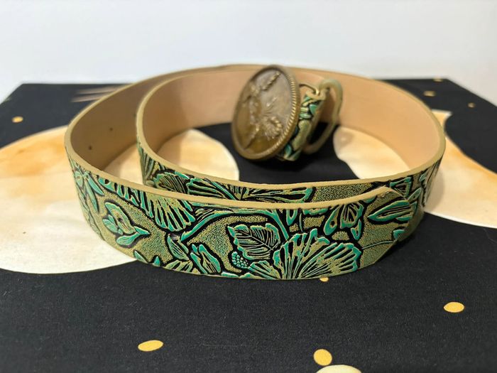 Magnifique ceinture vintage avec feuilles et boucles en relief neuve 100 cm - photo numéro 3
