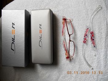 paires de lunettes Dilem + branches interchangeables rouge