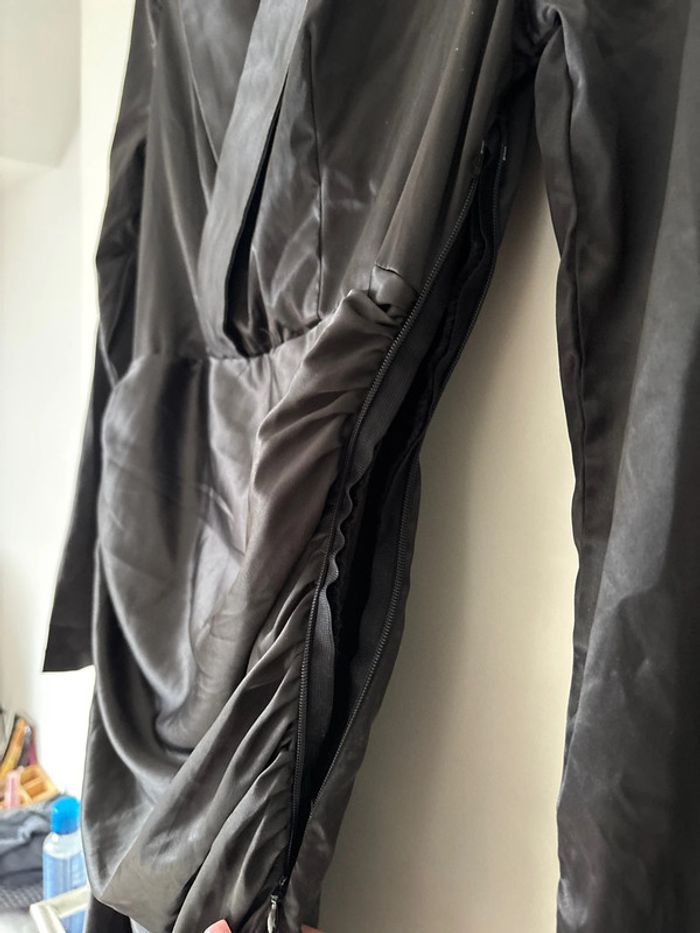 Robe noire satinée moulante - photo numéro 6