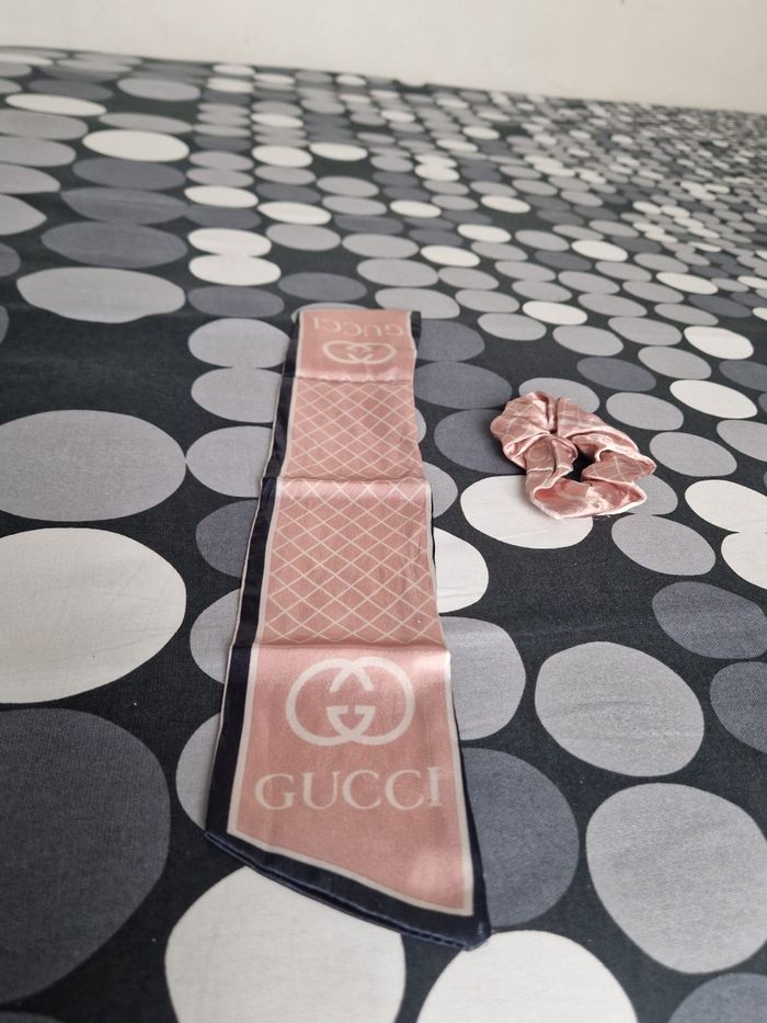 🩷 Lot foulard + chouchou assortis Gucci – rose poudré