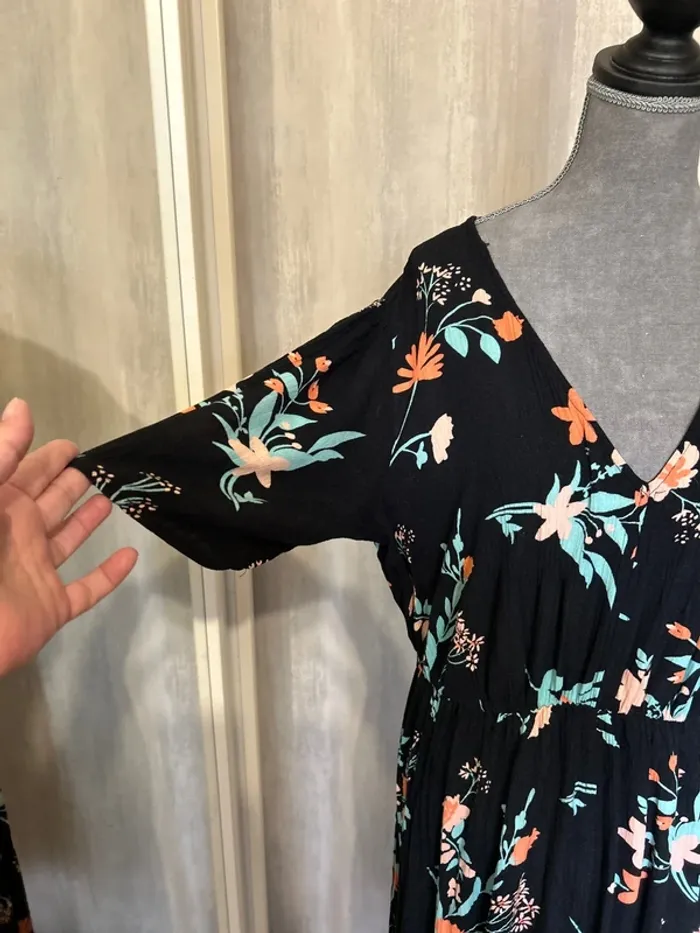 Robe noir à fleurs - photo numéro 3
