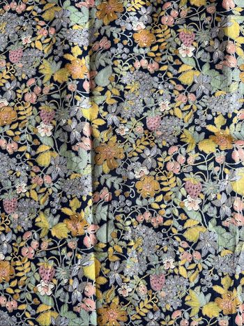 Chute de tissu imprimé à fleurs et fruits