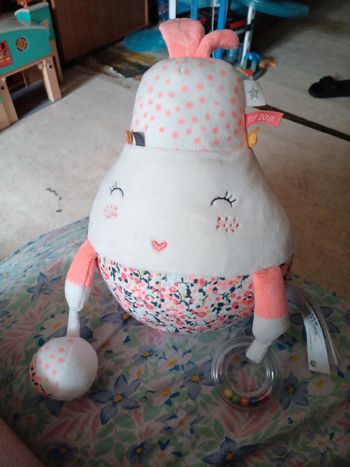 Peluche doudou poire tao avec hochet gling gling