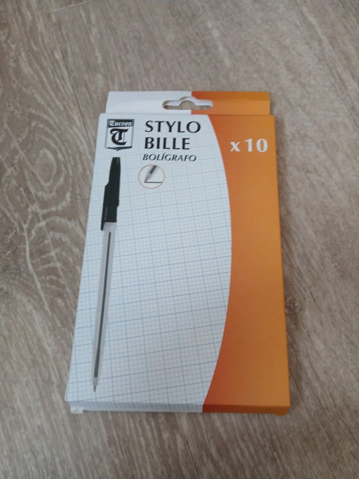 Étui de stylos bille neufs