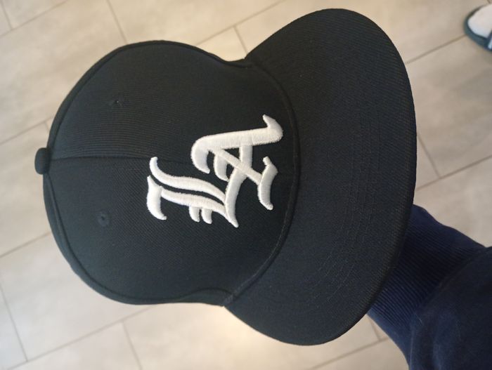 🧢 Casquette noire "LA" logo brodé en relief – Neuve