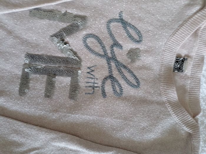 Pull fille tape à l'oeil
