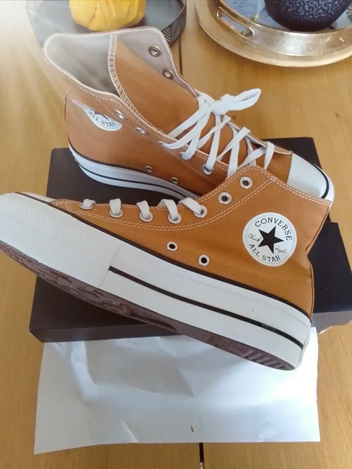 Converses Plateforme Marron. Taille 39.5. Neuves - photo numéro 1