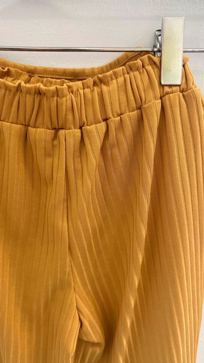 T-shirt et pantalon jaune moutarde - photo numéro 6