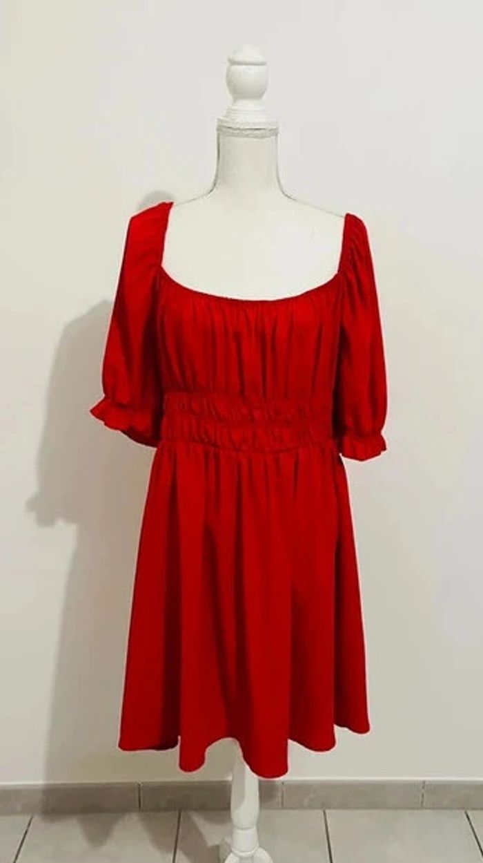 Robe rouge manches resserrées